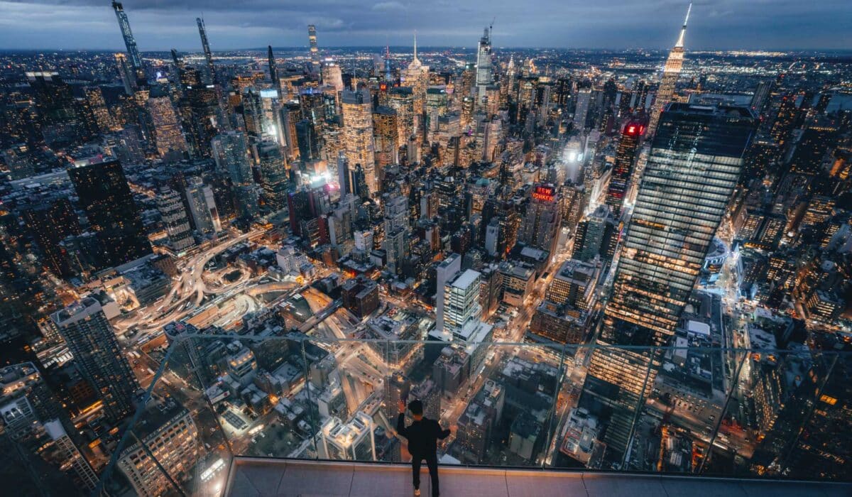 vue de new york city le soir depuis la plateforme extérieure