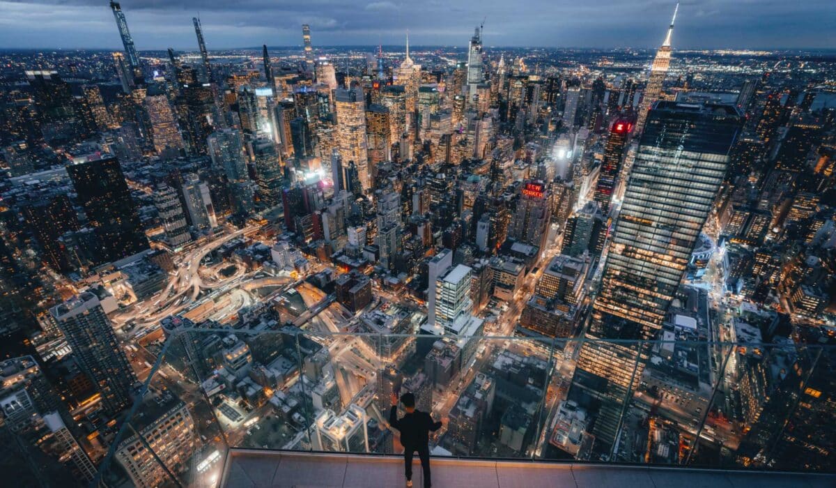 vista nocturna da cidade de nova iorque a partir da plataforma exterior